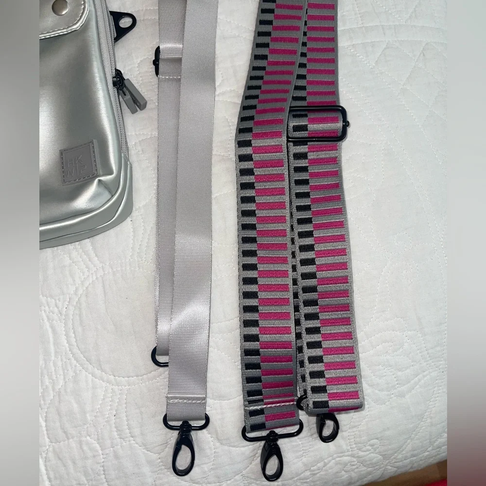 IHKWIP XL EVERYDAY ESSENTIALS CROSSBODY WITH TWO STRAPS METALLIC SILVER - Picture 8 of 12